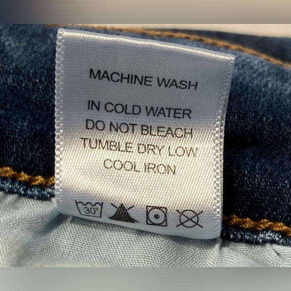 Judy Blue EUC Size 20W Dark Wash Distressed Crop Jeans - Picture 7 of 7